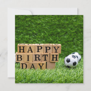 Fußball mit Happy Birthday Wort auf grünem Auto Karte
