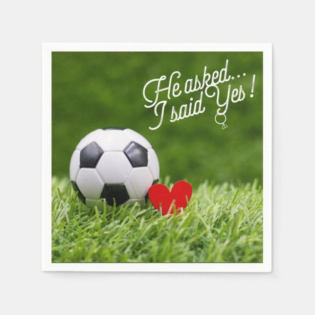 Fußball mit rotem Herz auf grüner Hochzeitslippe Serviette (Vorderseite)