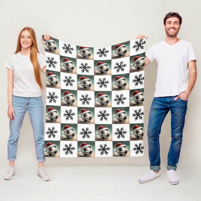 Fußball mit roter Weihnachtsmannmütze Snowflake Na Fleecedecke (Beispiel)