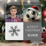 Fußball mit Weihnachtsmannmütze Snowflake Foto Keramikornament<br><div class="desc">Fußball Ball mit Weihnachtsmannmütze Snowflake Foto Keramik Ornament. Grauer und weißer Hintergrund mit einem lustigen Fußball mit roter Weihnachtsmannmütze. Dieser Weihnachtsschmuck ist ein perfektes Geschenk für Kinder und Jugendliche. Kundenspezifisches Foto, Schneeflocke und ein Ball mit Weihnachtsmannmütze, fügen eine spielerische und fröhliche Touch hinzu, während das individuelle Foto es wirklich einzigartig...</div>