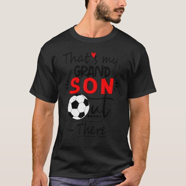 Fußball-Oma, das ist mein Enkel da draußen Fußball T-Shirt (Vorderseite)