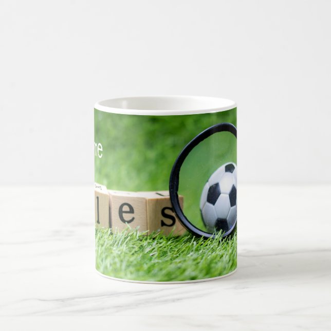 Fußball-REGELN mit Ball auf grünen Geschenken für  Kaffeetasse (Mittel)