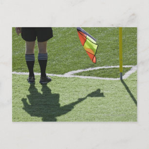 Fußball-Schiedsrichter mit Flagge. Postkarte
