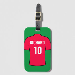 Fußball-Shirt auf dem Tag des roten Gepäcks Gepäckanhänger