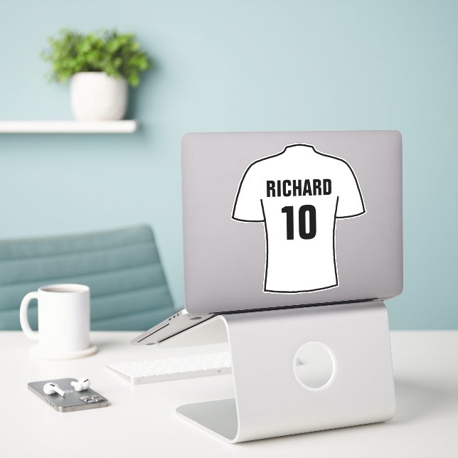Fußball-Shirt-Design auf weißem Aufkleber (Laptop auf Schreibtisch)