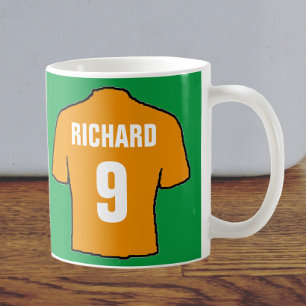 Fußball Shirt Design in Gold. Kaffeetasse