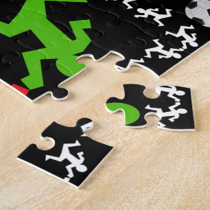 Fußball-Spieler, die auf das Ball-Muster laufen Puzzle