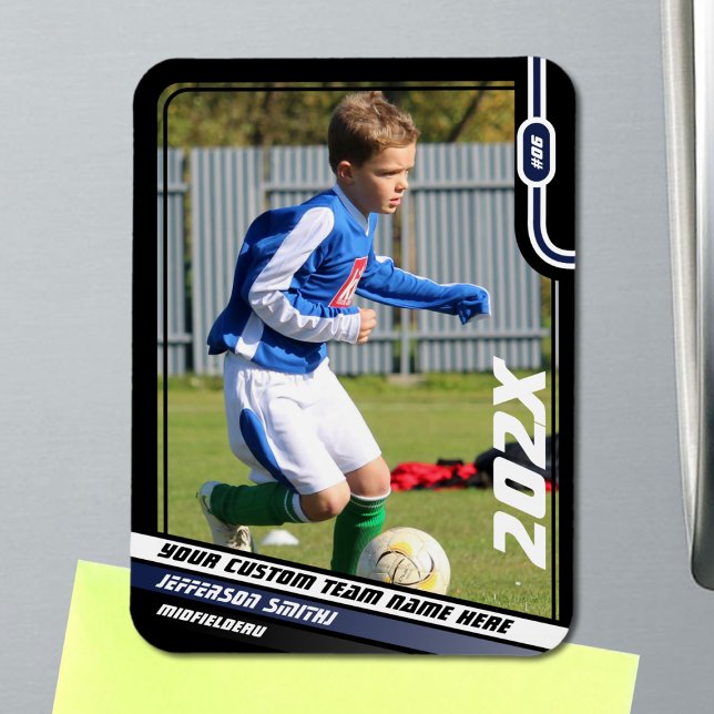 Fußball-Spielerkarte in Schwarz Blau Magnet (Soccer Player Magnet in Black with Custom Team Name and Dynamic Blue White Elements)