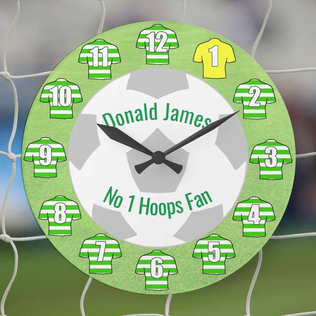 Fußball-Uhr - Grüne Hooper-Shirts Große Wanduhr (Green and white hoops on football shirts. Celtic style football shirts on a clock.)