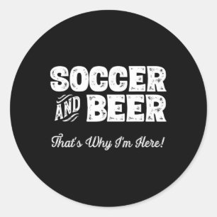 Fussball und Bier Deshalb bin ich hier! Sportfan Runder Aufkleber
