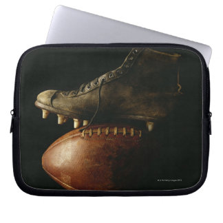 Fußball und Cleat Laptopschutzhülle