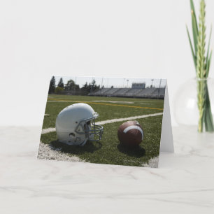 Fußball und Football-Helm auf Fußballplatz Karte
