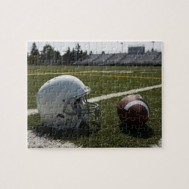 Fußball und Fußballhelm auf dem Fußballfeld Puzzle (Horizontal)