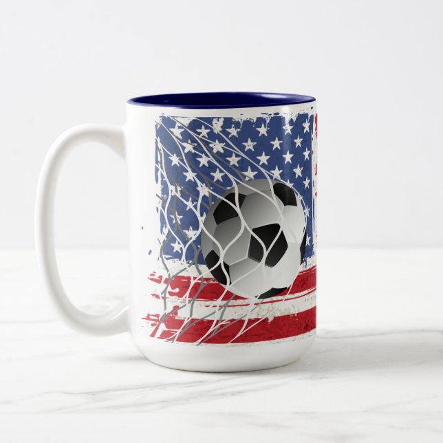 Fußballball auf US-Flagge Zweifarbige Tasse (Links)
