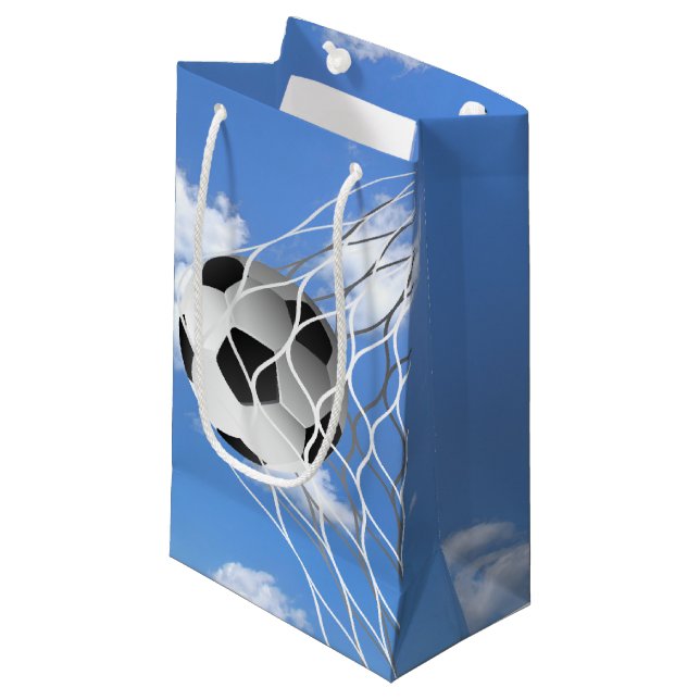 Fußballball im Netz Kleine Geschenktüte (Vorderseite Schrägansicht)