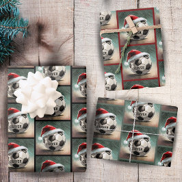 Fußballball mit roter Weihnachtsmannmütze Geschenkpapier Set