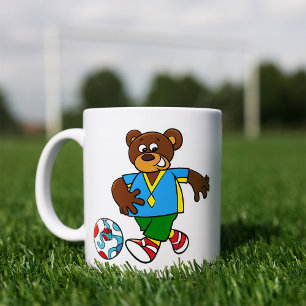 Fußballbär spielt Fußball in Sportkleidung Kaffeetasse