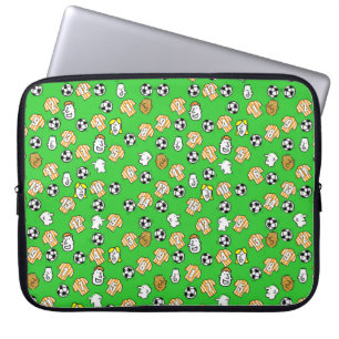 Fußbälle, orange und weiße Trikots und Fans Laptopschutzhülle