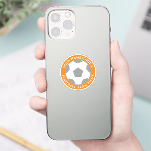 Fußballfan mit Teamname auf einem Aufkleber