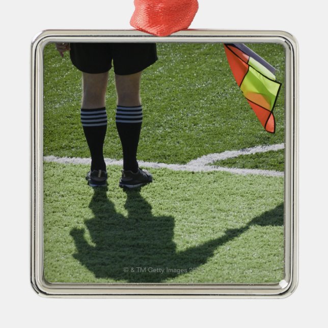 Fußballreferent, der Flagge hält Silbernes Ornament (Vorne)