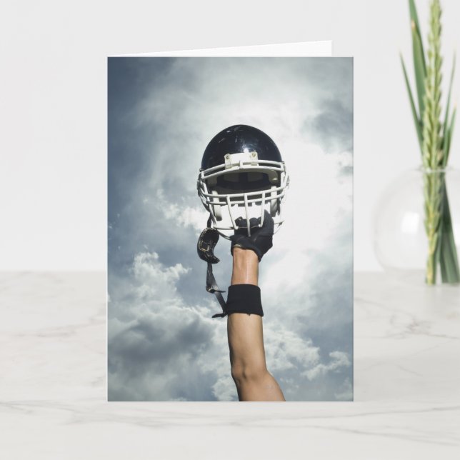 Fußballspieler, der Sturzhelm in einer Luft hält Karte (Vorderseite)