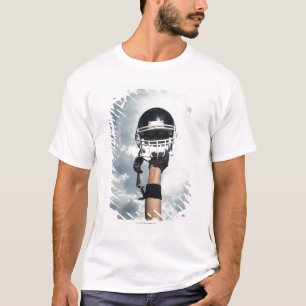 Fußballspieler, der Sturzhelm in einer Luft hält T-Shirt