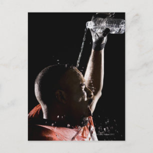 Fußballspieler kühlen sich mit Wasser ab Postkarte