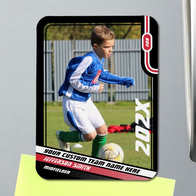 Fußballspielerkarte in Schwarz Rot Magnet (Soccer Player Magnet in Black with Custom Team Name and Dynamic Red White Elements)