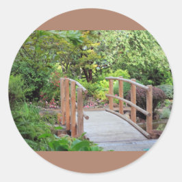 Fußbrücke in der Landschaft Runder Aufkleber