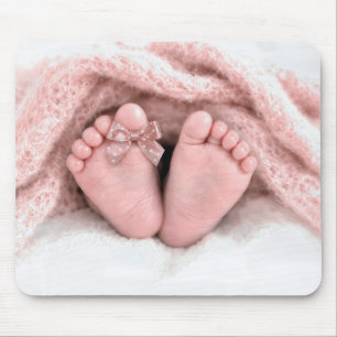 Füße eines Babymädchens mit Schleife am Zeh Mousepad