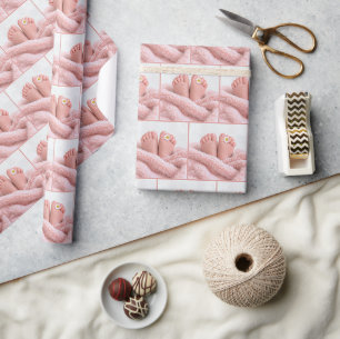 Füße eines kleinen Mädchens mit weißer Gänseblume Geschenkpapier
