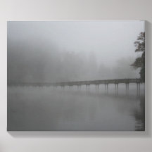 Fußgängerbrücke im Nebel.