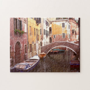 Fußgängerbrücke in einer farbenfrohen Nachbarschaf Puzzle