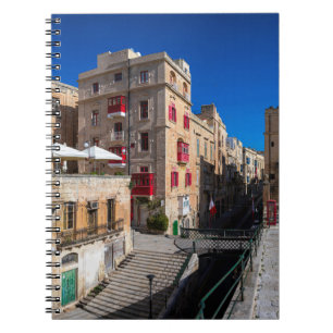 Fußgängerbrücke, schmale Straße mit Treppe in Vall Notizblock