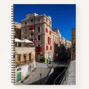 Fußgängerbrücke, schmale Straße mit Treppe in Vall Notizbuch