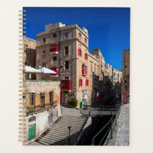 Fußgängerbrücke, schmale Straße mit Treppe in Vall Planer