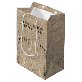 Fußspuren in Sand mit Strandangebot Mittlere Geschenktüte