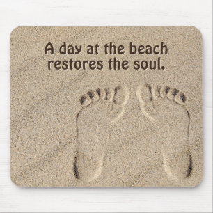 Fußspuren in Sand mit Strandangebot Mousepad