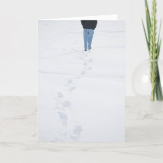 Fußstapfen zur neuen Schneewinterkarte Feiertagskarte