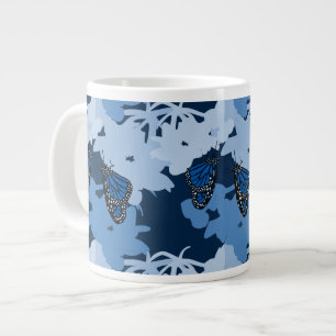 Fütternd Monarchschmetterling in Blau Jumbo-Tasse