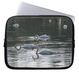Fütternd Schwäne, Roath Park Lake, Cardiff Laptopschutzhülle