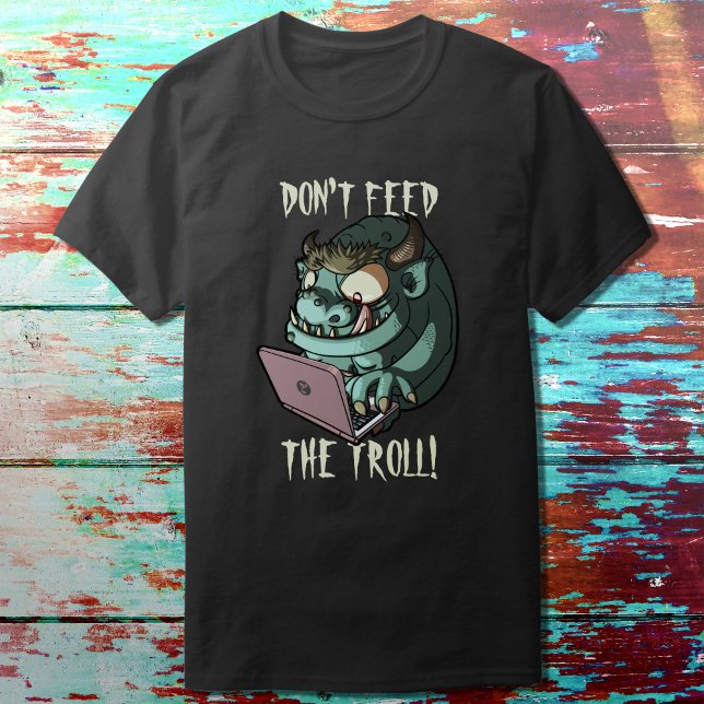 Füttre den Troll-Internet-Troll-Laptop-Cartoon nic T-Shirt (Von Creator hochgeladen)