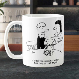Füttre eines Hundes am Tisch. Funny Kaffeetasse