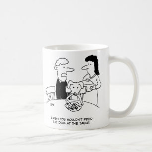 Füttre eines Hundes an der Tabelle Kaffeetasse