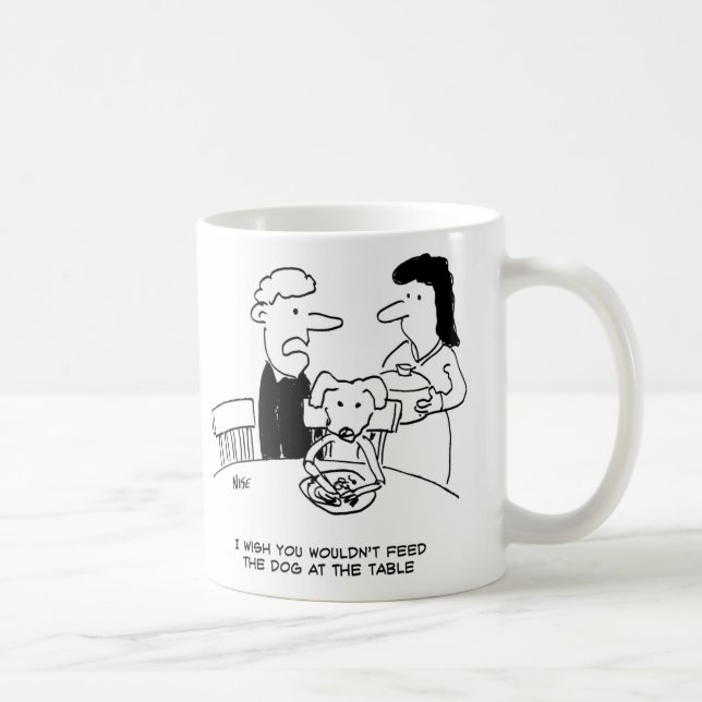 Füttre eines Hundes an der Tabelle Kaffeetasse (Rechts)