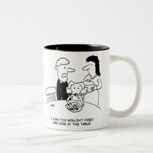 Füttre eines Hundes an der Tabelle Zweifarbige Tasse
