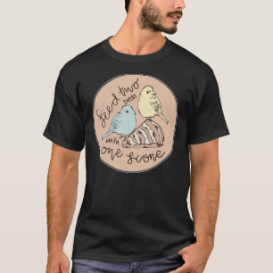 Füttre von zwei Vögeln mit einem Scone  T-Shirt