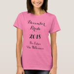 Future Bride Pink T-Shirt<br><div class="desc">Weddingsby Rhoadie ist der ideale Ort für individuelle Produkte! Feiern Sie Ihre bevorstehende Hochzeit dieses T - Shirt Bride. Dieses rosa Shirt aus Baumwolle enthält "Dezember Bride" "Jahr" mit The Future Mrs. Your Name Template in schwarz geschrieben. Bestelle noch heute!</div>