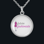 Future Fashionista Mode Mannequin Necklace Sterling Silberkette<br><div class="desc">Necklace präsentiert eine originelle Marker-Illustration des Mannequins (oder Dressform) eines rosa Modedesigners mit FUTURE FASHIONISTA in einem lustigen Schriftart.</div>
