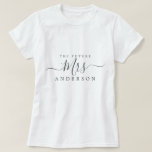 Future Mrs. Chic Script Individuelle Name Bride zu T-Shirt<br><div class="desc">Zukünftige Frau moderne Schwarz-Weiß-individuelle Name T - Shirt mit dem Text Frau in schwarz elegante Drehkalligraphie. Fügen Sie einfach den verheirateten Namen der Braut hinzu und das perfekte Brautparty Geschenk ist für Sie bereit zu geben. Exklusiv für Sie entworfen von Happy Dolphin Studio.</div>